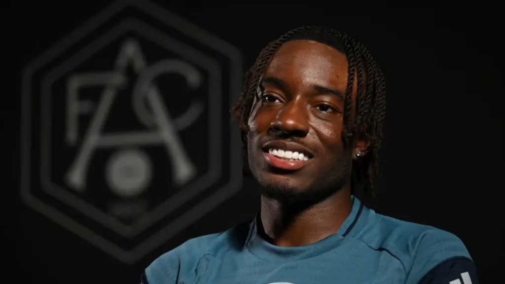 Madueke Hails Arsenal’s Unmatched Culture as Raya Keeps Premier League Title Talk Grounded